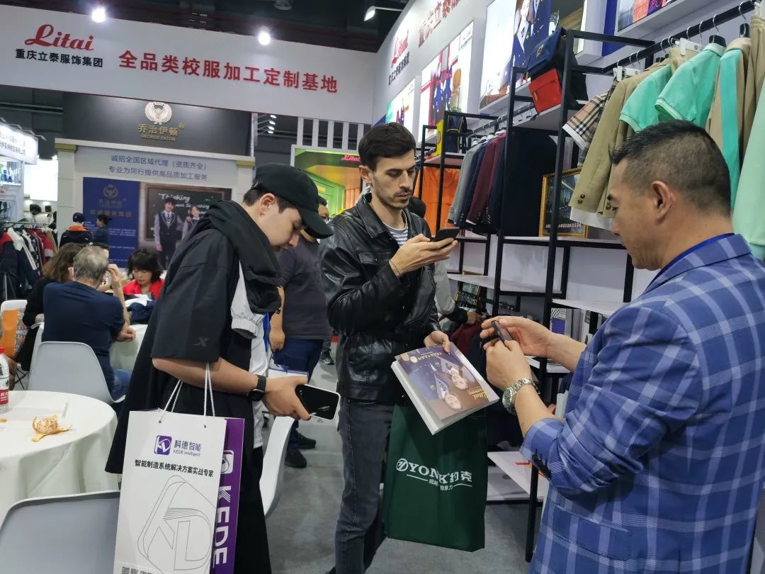 重慶立泰服飾集團還與來自全國各地的校服企業(yè)進行了深入交流和合作洽談2