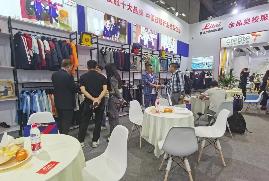 重慶立泰服飾集團還與來自全國各地的校服企業(yè)進行了深入交流和合作洽談3