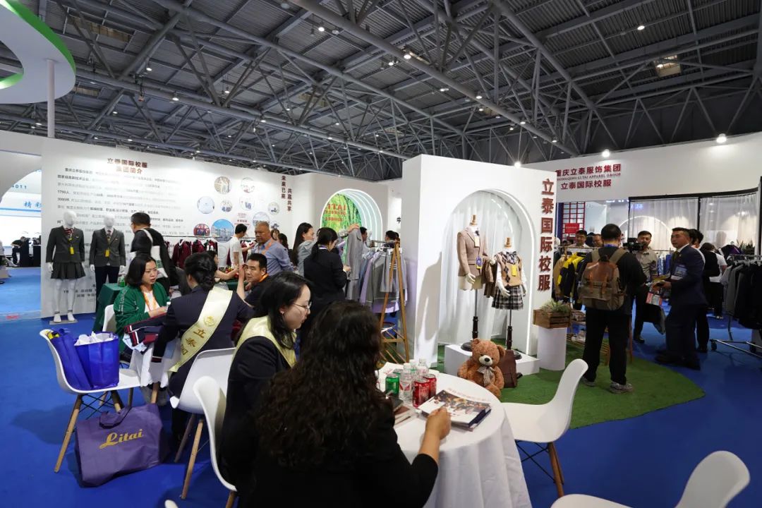立泰校服品牌名企·備受矚目2.jpg