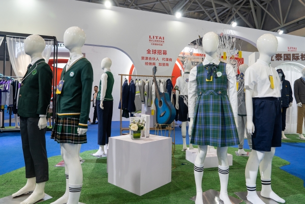 小學(xué)校服定制廠家有哪些品牌？價格是多少錢呢？