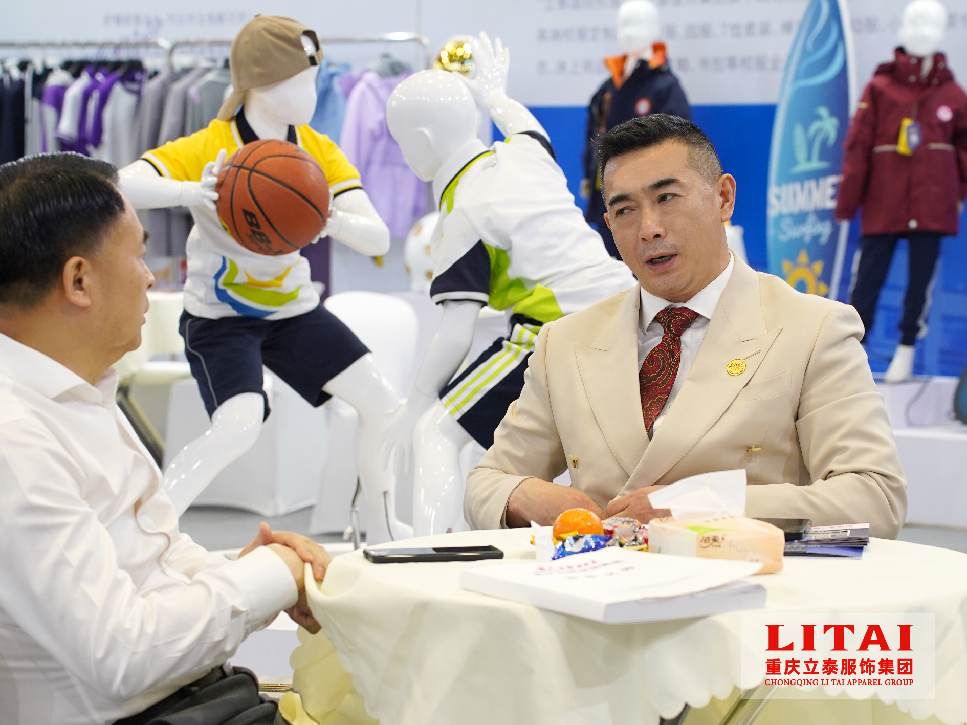 立泰服飾集團董事長與人交談