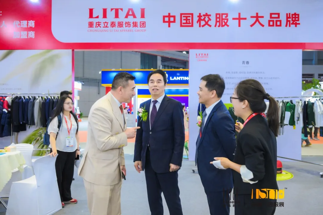 立泰服飾集團(tuán)董事長(zhǎng)和領(lǐng)導(dǎo)企洽談.jpg