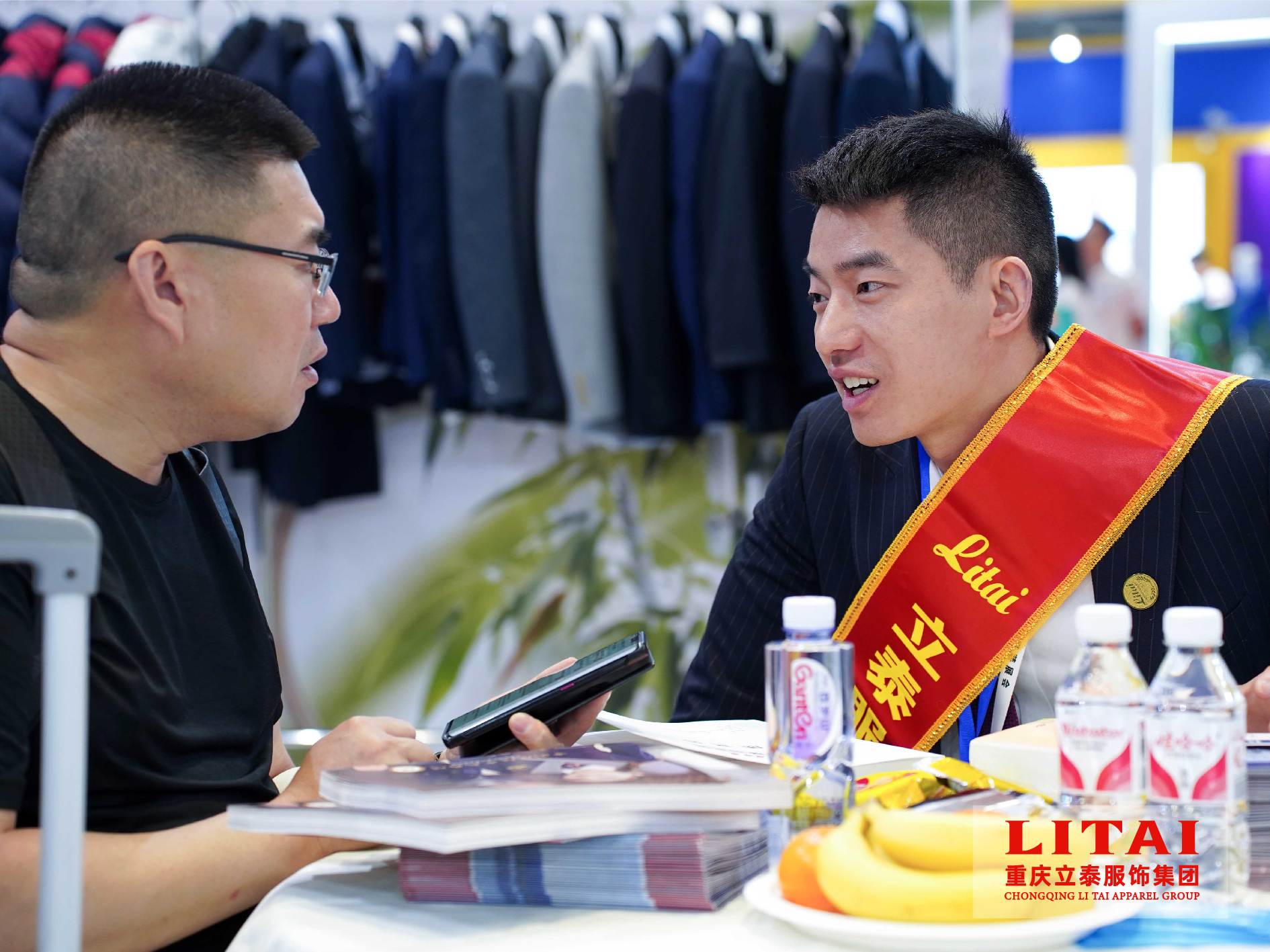 立泰服飾集團銷售人員和客人講解